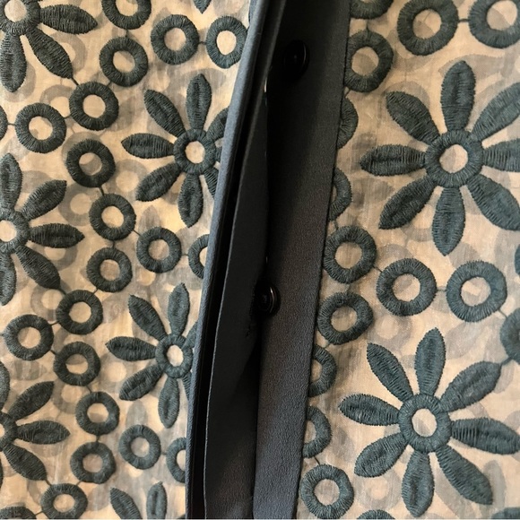 Anne Klein Size 6 Sleeveless Embroidered Blouse - Picture 7 of 7